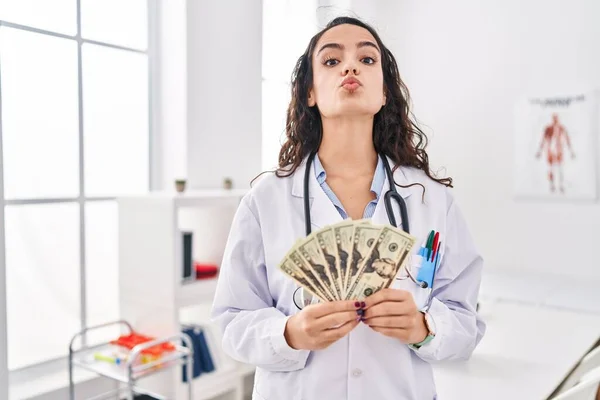 Joven Médico Mujer Sosteniendo Dinero Mirando Cámara Soplando Beso Siendo —  Fotos de Stock