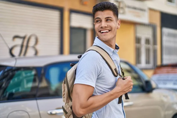 Jeune Homme Hispanique Étudiant Souriant Confiant Debout Dans Rue — Photo