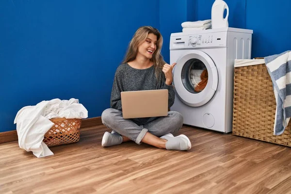 Ung Kvinna Väntar Tvätt Med Bärbar Dator Pekar Tummen Upp — Stockfoto