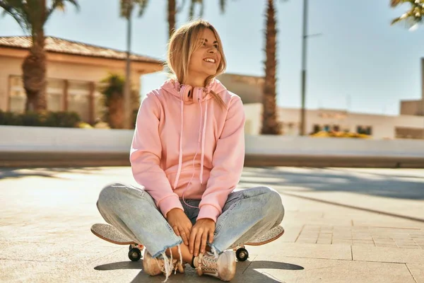 Jong Blond Skater Meisje Glimlachen Gelukkig Met Behulp Van Koptelefoon — Stockfoto
