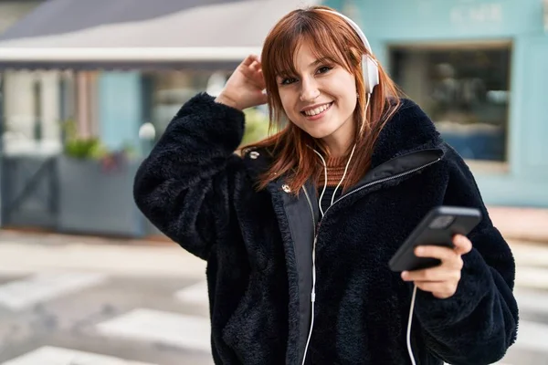 Young Woman Smiling Confident Listening Music Street — Stockfoto