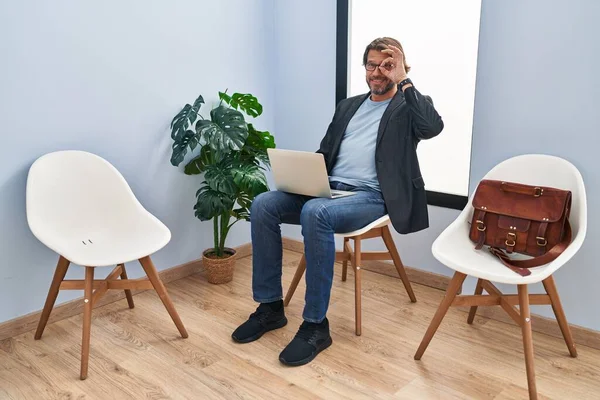 Bonito Homem Meia Idade Sentado Sala Espera Trabalhando Com Laptop — Fotografia de Stock