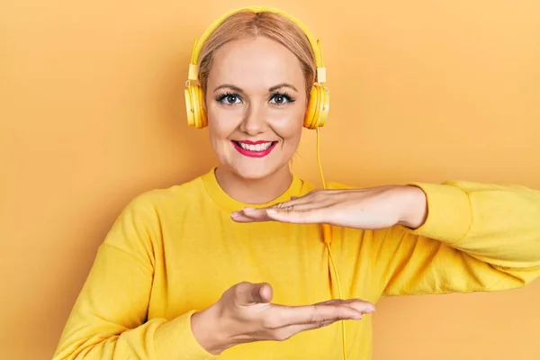 Jovem Loira Ouvindo Música Usando Fones Ouvido Gesticulando Com Mãos — Fotografia de Stock