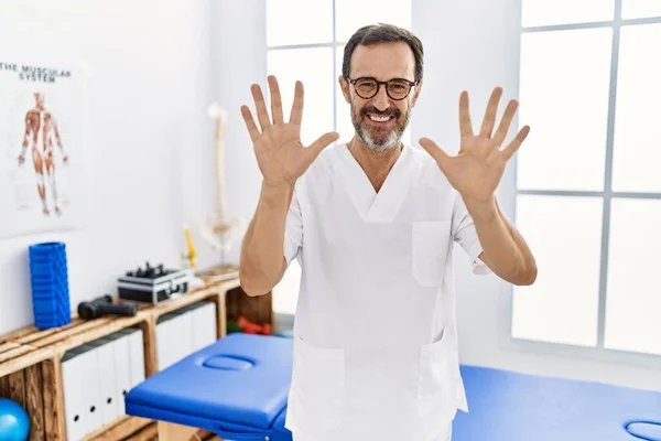 Medelålders Man Med Skägg Arbetar Smärta Återhämtning Klinik Visar Och — Stockfoto