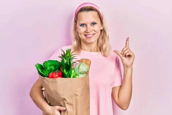 Hermosa Mujer Rubia Caucásica Sosteniendo Bolsa Papel Con Comestibles Sonriendo —  Fotos de Stock