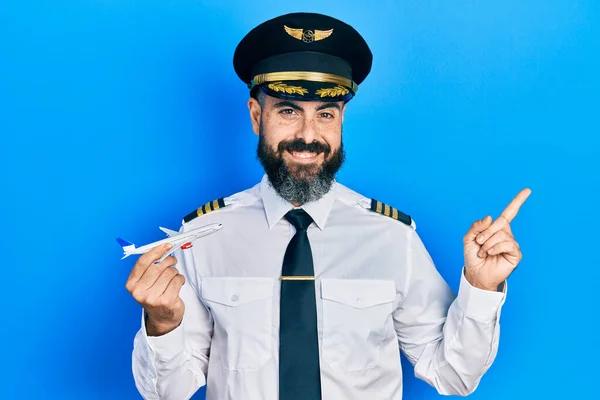 Ung Latinamerikan Man Bär Pilot Uniform Håller Planet Leksak Ler — Stockfoto