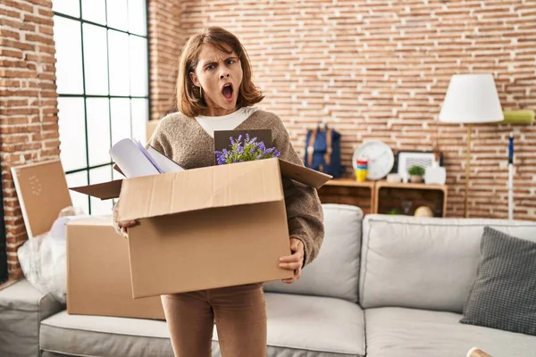Jovem Bela Mulher Segurando Caixa Movendo Para Uma Nova Casa — Fotografia de Stock