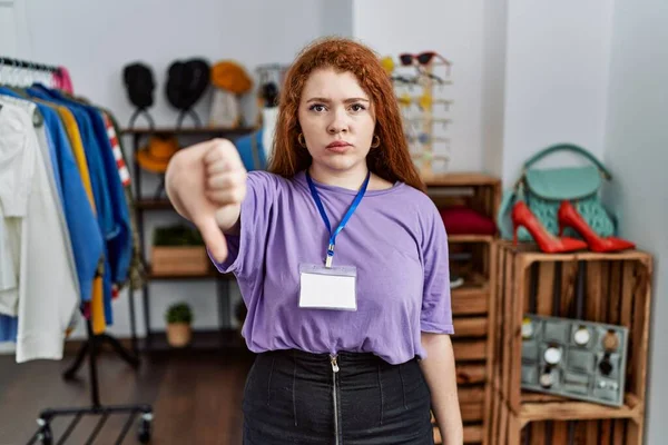Fiatal Vörös Hajú Aki Üzletvezetőként Dolgozik Boldogtalannak Dühösnek Tűnik Elutasítást — Stock Fotó