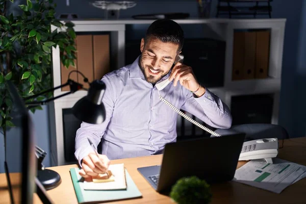 Junger Hispanischer Geschäftsmann Telefoniert Und Macht Überstunden Büro — Stockfoto