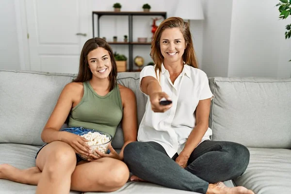 Mother Daughter Smiling Confident Watching Movie Home — Φωτογραφία Αρχείου