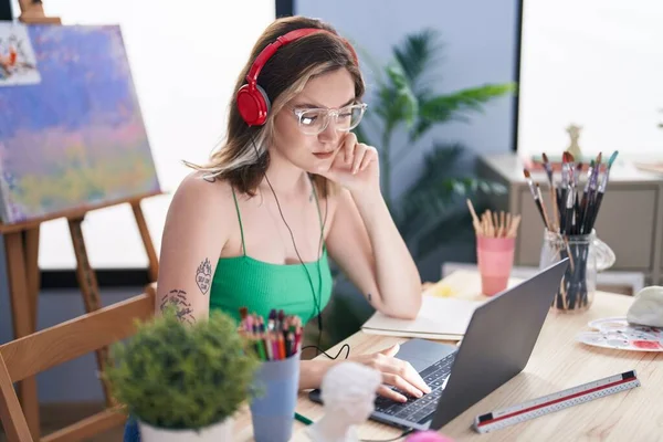 Young Woman Artist Using Laptop Sitting Table Art Studio — Stockfoto