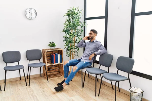 Ung Arabisk Man Talar Smartphone Sitter Stol Väntrummet — Stockfoto