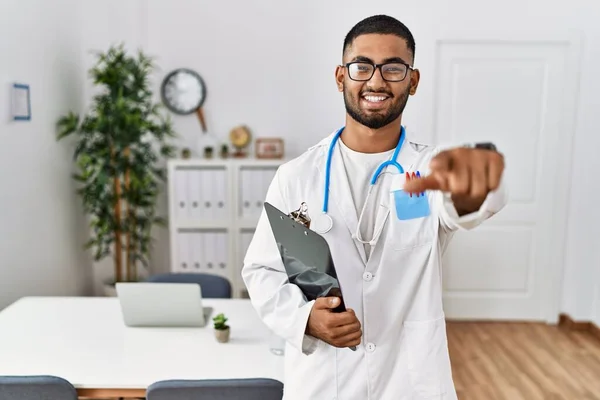 Jovem Índio Vestindo Uniforme Médico Estetoscópio Apontando Para Você Câmera — Fotografia de Stock