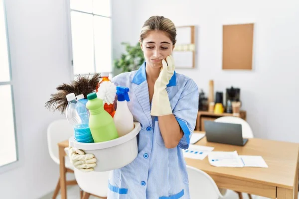 Giovane Donna Bionda Indossa Detergente Uniforme Tenendo Prodotti Pulizia Cercando — Foto Stock