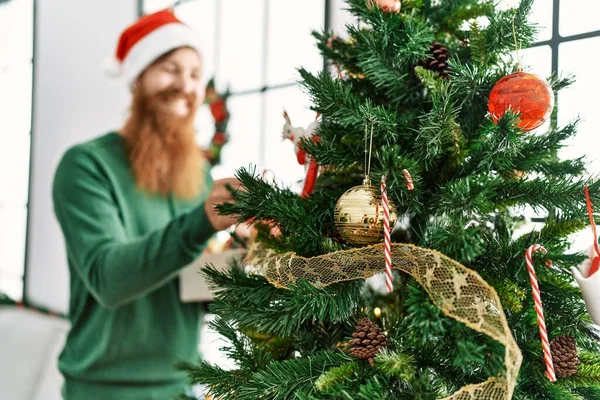 Νεαρός Κοκκινομάλλης Άνδρας Χαμογελά Σίγουρος Διακόσμηση Χριστουγεννιάτικο Δέντρο Στο Σπίτι — Φωτογραφία Αρχείου