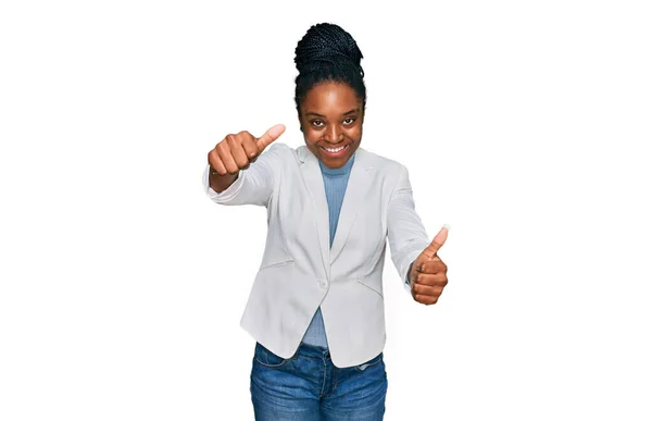 若いアフリカ系アメリカ人女性はビジネス服を着て 手で積極的なジェスチャーをすることを承認し 親指を上げて笑顔と成功のために幸せ 勝者のジェスチャー — ストック写真