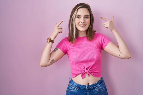 Blonde Caucasian Woman Standing Pink Background Smiling Pointing Head Both — 스톡 사진
