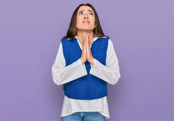 Молода Іспаномовна Дівчина Повсякденному Одязі Молиться Молиться Разом Надією Висловлюватися — стокове фото