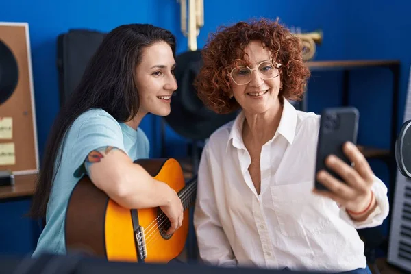 Gitar Çalan Iki Kadın Müzisyen Müzik Stüdyosunda Akıllı Telefondan Selfie — Stok fotoğraf