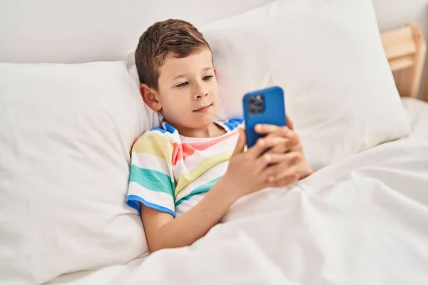 Niño Rubio Usando Smartphone Acostado Cama Dormitorio —  Fotos de Stock