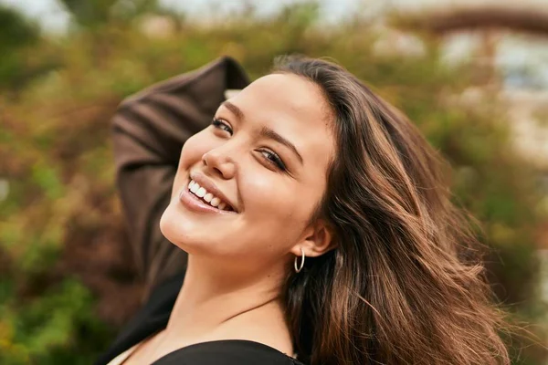 Joven Mujer Hispana Sonriendo Feliz Pie Ciudad —  Fotos de Stock