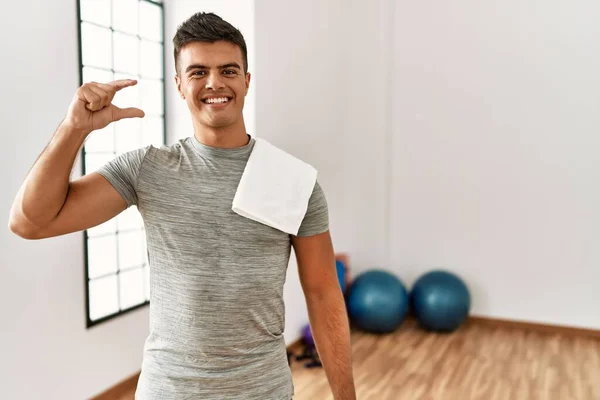 Young Hispanic Man Wearing Sportswear Towel Gym Smiling Confident Gesturing — Stok fotoğraf