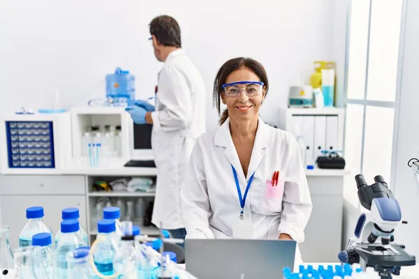 Женщина Средних Лет Работающая Научной Лаборатории Выглядит Позитивно Счастливо Стоя — стоковое фото