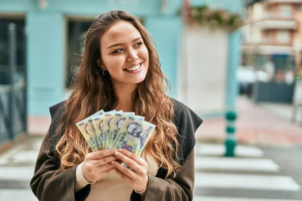 Jovem Hispânica Sorrindo Feliz Segurando Notas Romania Leu Cidade — Fotografia de Stock