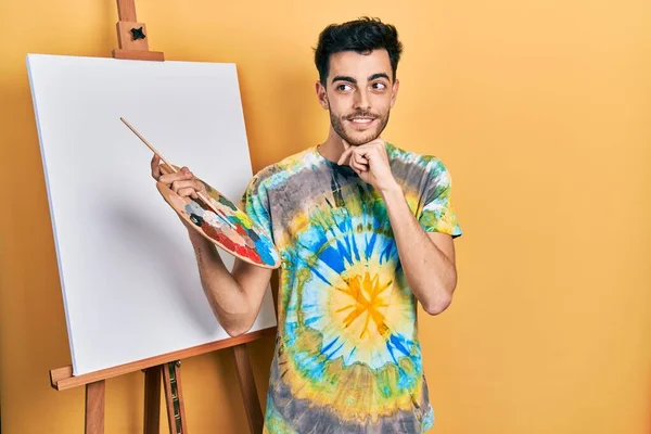 Joven Hombre Hispano Pie Dibujando Con Paleta Caballete Pintor Pie —  Fotos de Stock