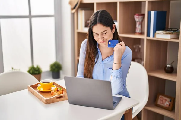 Młoda Kobieta Korzystająca Laptopa Karty Kredytowej Jedząca Śniadanie Domu — Zdjęcie stockowe