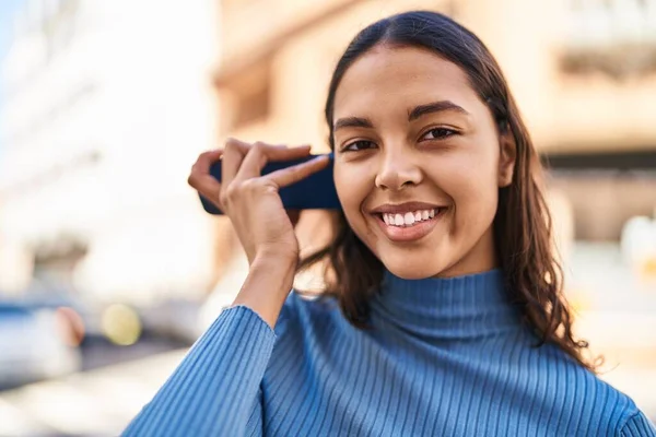 Jovem Afro Americana Sorrindo Confiante Ouvir Mensagem Áudio Pelo Smartphone — Fotografia de Stock