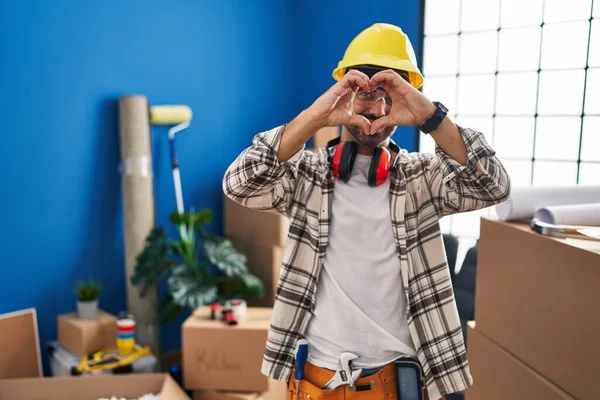 Ung Latinamerikansk Man Med Skägg Arbetar Hemma Renovering Gör Hjärtform — Stockfoto
