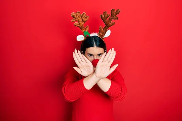 Young Hispanic Woman Wearing Deer Christmas Hat Red Nose Rejection — Stock Photo, Image