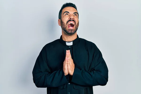 Pohledný Hispánský Kněz Vousy Stojící Nad Osamělým Pozadím Naštvaný Šílený — Stock fotografie