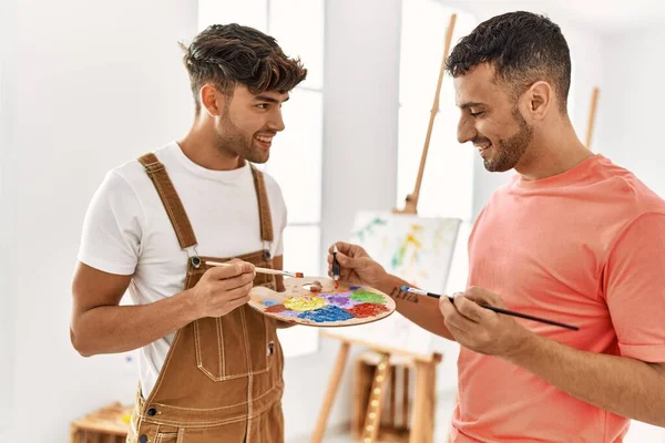 Dos Hombres Hispanos Pareja Sonriendo Confiados Mezclando Color Paleta Estudio —  Fotos de Stock