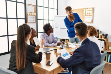 Bir grup işçi ofiste Kafkasyalı patron konferansını dinliyor..