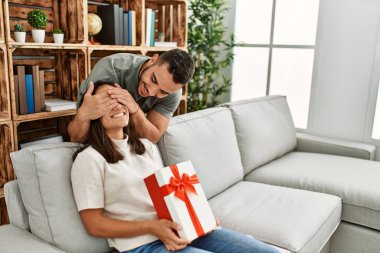 Genç adam evde doğum günü hediyesiyle kız arkadaşına sürpriz yapıyor..