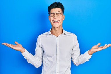 Gündelik kıyafetler ve gözlük takan genç İspanyol adam başarının çılgınlığını kutluyor. Kolları havada ve gözleri kapalı, heyecanlı çığlıklar atıyorlar. Kazanan konsept 