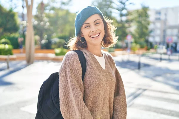 Jonge Blanke Vrouw Toerist Glimlachend Zelfverzekerd Wandelen Straat — Stockfoto
