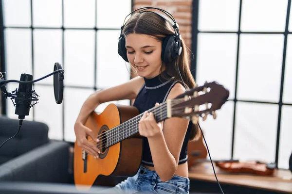 Adorável Músico Menina Cantando Música Tocando Guitarra Clássica Estúdio Música — Fotografia de Stock