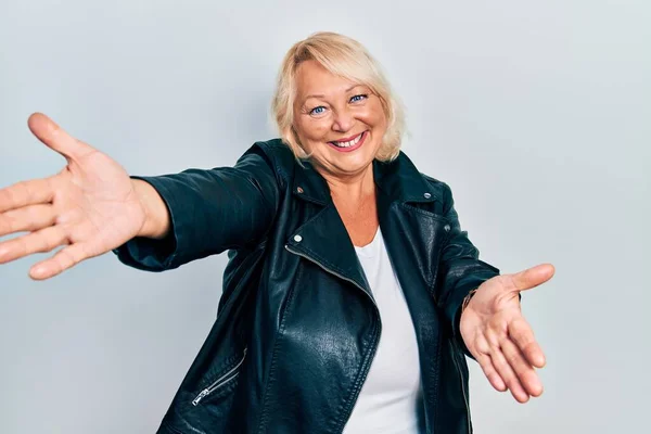 Middle Age Blonde Woman Wearing Leather Jacket Looking Camera Smiling — Stock Photo, Image