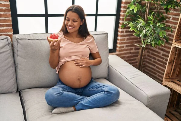 Mujer Latina Joven Embarazada Comiendo Pastel Sentado Sofá Casa — Foto de Stock