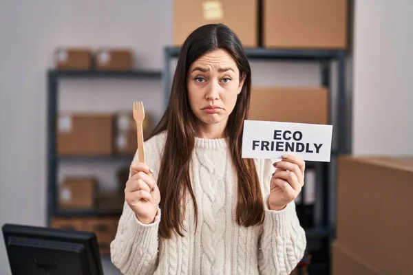 Die Junge Brünette Frau Die Umweltfreundlichen Commerce Arbeitet Ist Deprimiert — Stockfoto