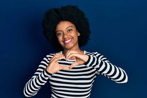 Jonge Afro Amerikaanse Vrouw Met Casual Kleding Die Glimlacht Liefde — Stockfoto