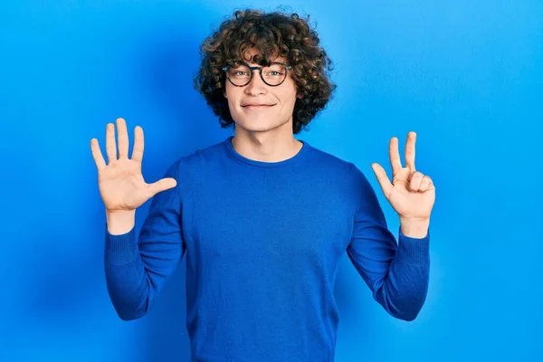 Yakışıklı Genç Adam Günlük Kıyafetler Gözlük Takıyor Sekiz Numaralı Parmaklarıyla — Stok fotoğraf