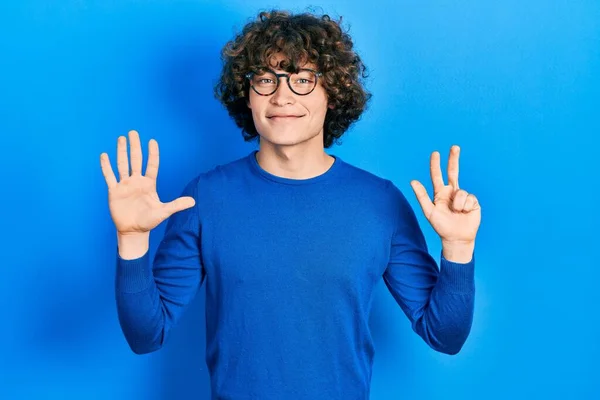 Beau Jeune Homme Portant Des Vêtements Décontractés Des Lunettes Montrant — Photo