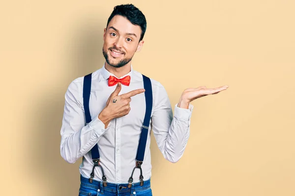 Homem Hispânico Com Barba Vestindo Olhar Hipster Com Gravata Borboleta — Fotografia de Stock