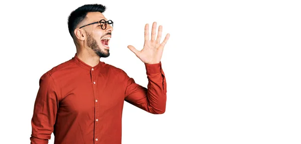 Junger Hispanischer Mann Mit Bart Businesshemd Und Brille Schreit Und — Stockfoto