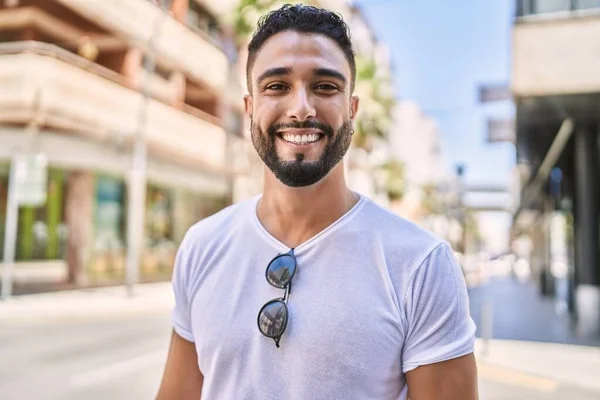 若いアラブ人の男が笑顔で街に立って — ストック写真
