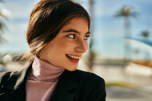 Joven Mujer Negocios Hermosa Sonriendo Feliz Pie Ciudad — Foto de Stock